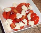 Foto del paso 2 de la receta: Tomates baby con mozzarella y brotes variados