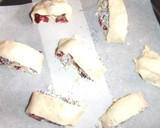 Foto del paso 3 de la receta: Rollitos de hojaldre con frutos secos y caramelo