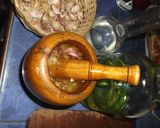 Foto del paso 1 de la receta: Bifes de chorizo al ajo, con ensalada tibia, morcilla y yuca (mandioca)