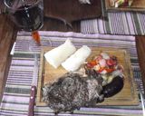 Foto del paso 5 de la receta: Bifes de chorizo al ajo, con ensalada tibia, morcilla y yuca (mandioca)