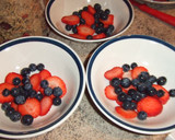 Foto del paso 1 de la receta: Fresas y arándanos con crema, cereales y frutas