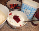 Foto del paso 2 de la receta: Fresas y arándanos con crema, cereales y frutas