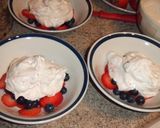 Foto del paso 4 de la receta: Fresas y arándanos con crema, cereales y frutas