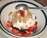 Foto del paso 6 de la receta: Fresas y arándanos con crema, cereales y frutas