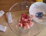Foto del paso 1 de la receta: Copa de frutas con biscuits rosa