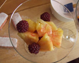 Foto del paso 2 de la receta: Copa de frutas con biscuits rosa