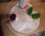 Foto del paso 3 de la receta: Copa de frutas con biscuits rosa