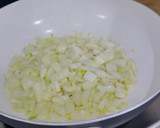 Foto del paso 1 de la receta: Congrio al horno en salsa de cava, manzana, hierbas y pimentón