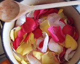 Foto del paso 3 de la receta: Jalea de pétalos de rosa