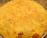 Foto del paso 7 de la receta: Tortilla de patatas con salchichas de pollo