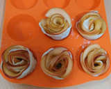 Foto del paso 12 de la receta: Flores de hojaldre y manzana a la canela y melocotón