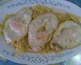 Foto del paso 1 de la receta: Huevos fritos con gulas alegres