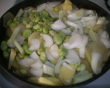 Foto del paso 1 de la receta: Patatas a lo pobre con habas tiernas