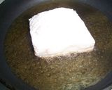 Foto del paso 1 de la receta: Bacalao frito con cebollas y piñones