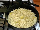 Tortilla de espaguetti con huevo queso parmesano y corazones de alcachofa