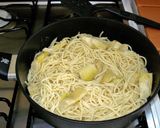 Foto del paso 2 de la receta: Tortilla de espaguetti con huevo queso parmesano y corazones de alcachofa