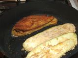 Berenjenas con salmón rebozados con salsa blanca