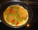 Foto del paso 4 de la receta: Tortilla de espárragos trigueros, langostinos y pimiento