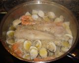 Foto del paso 3 de la receta: Rape con almejas y gambas en salsa