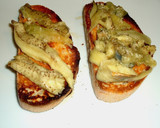 Foto del paso 1 de la receta: Tostadas con escalibada y anchoas de l'escala