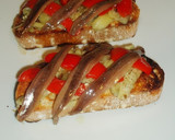 Foto del paso 3 de la receta: Tostadas con escalibada y anchoas de l'escala