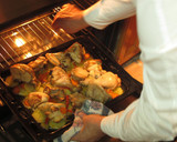 Foto del paso 7 de la receta: Pollo asado con patatas panaderas