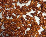 รูปขั้นตอนการทำที่ 5 ของ คาราเมลอัลมอนด์เคลือบช็อกโกเเลต (Chocolate-covered caramelized almonds)